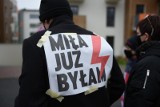 Pikieta przed komisariatem policji w Toruniu. Nowe informacje na temat osób zatrzymanych podczas sobotniego protestu