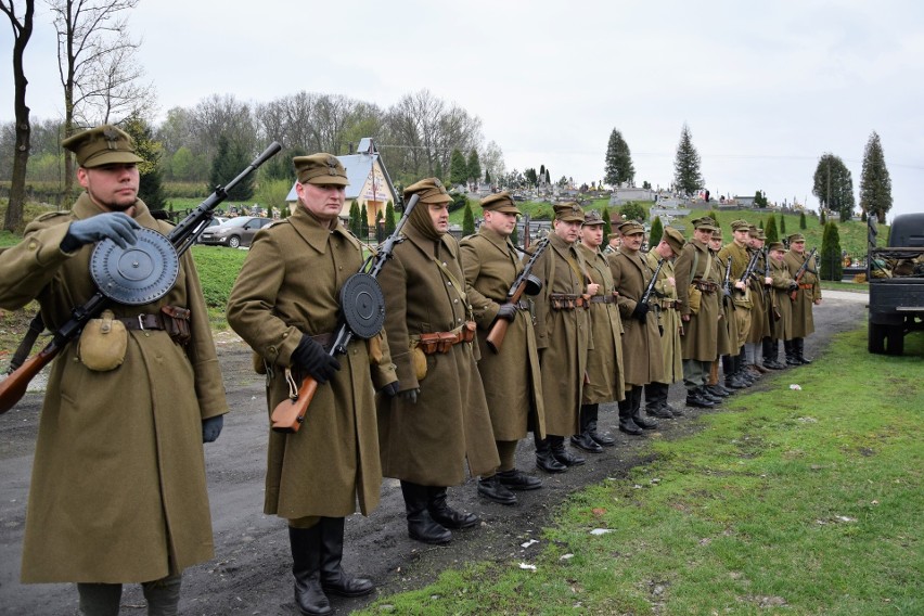 Uczestnicy rajdu zapalali znicze na mogiłach i przy...