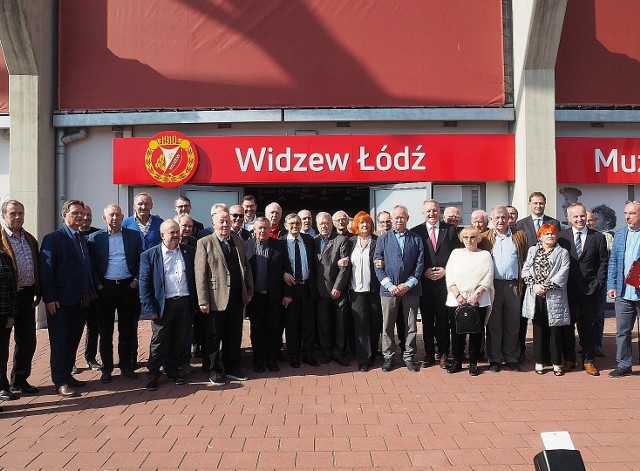 Stoją od lewej: Jan Zalewski, Mirosław Tłokiński, Ryszard Nowicki, Roman Wójcicki, Maciej Rydz, Zdzisław Kostrzewiński, Wiesław Chodakowski, Marek Filipczak, Tomasz Stamirowski, Wiesław Wraga, Andrzej Grębosz, Władysław Żmuda, Wojciech Daroszewski, Wiesław Wróbel, Grażyna Dziegiecka, Wojciech Filipiak, Krzysztof Kamiński, Andrzej Górczyński, Bogusław Kukuć, Barbara Masłocha, Marek Madej, Marek Dziuba, Tomasz Tomczak, Marcin Tarociński.