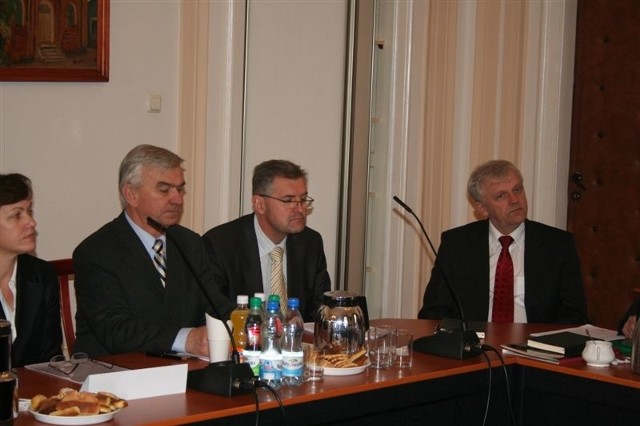 Do konkursu na sekretarza miasta przystąpi na pewno Karol Pękul (z prawej). To jemu nowy burmistrz Władysław Krzyżanowski (drugi z lewej) powierzył  po wyborach obowiązki sekretarza