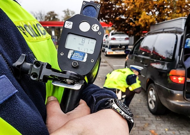 Kontrole prędkości i stanu trzeźwości kierowców znalazły się pod szczególnym nadzorem lubuskiej drogówki w trakcie działań pn. „Kaskada”. Pod lupą mundurowych, rozstawionych na krótkim odcinku są przede wszystkim drogi, na których kierowcy najczęściej nie stosują się do przepisów związanych z prędkością. W piątek (21 października) na drogach naszego regionu prowadzone były działania „Kaskada”. Charakteryzują się one specyficznym rozstawieniem patroli na wybranym odcinku drogi. Policjanci rozstawieni na odcinku kilku kilometrów są dużym zaskoczeniem dla kierowców. Szczególne zdziwienie wywołuje nie sam widok policjantów, lecz widok kolejnego patrolu kilkaset metrów dalej. Kierowcy sami podkreślają, że mijając pierwszy patrol uważają, że dalej są już bezkarni. Pod lupą policjantów znalazły się głównie drogi krajowe. Często bywa tak, że kierowca po minięciu radiowozu policyjnego zaczyna zwiększać prędkość, ponieważ wydaje mu się, że dalej nie natrafi na następny patrol. Tym razem jest inaczej. Patrole policyjne są tak rozlokowane, że po przejechaniu kilku, kilkunastu kilometrów metrów natrafiamy na kolejny. Dzięki temu szansa na wyeliminowanie niebezpiecznych zachowań na drodze się zwiększa. W czasie kontroli drogowych policjanci sprawdzają prędkość z jaką poruszają się pojazdy. Warto zaznaczyć, że niedostosowanie prędkości do warunków na drodze jest najczęstszą przyczyną wypadków, dlatego mundurowi restrykcyjnie podchodzą do kierowców rażąco przekraczających dopuszczalną prędkość. Kontrolowana jest również trzeźwość kierowców, dokumenty i zezwolenia oraz stan techniczny pojazdów. W przypadku ujawnienia usterki zagrażającej bezpieczeństwu na drodze policjanci zatrzymują dowody rejestracyjne.Wyruszając w podróż, zwłaszcza dłuższą, zadbajmy o naszą kondycję psychofizyczną. Za kierownicę wsiadajmy wypoczęci. Pamiętajmy również o jesiennych warunkach. Mgła, często padający deszcz i zalegające liście – wymagają od zmotoryzowanych szczególnej uwagi. Mając to na uwadze, możemy w prosty, ale skuteczny sposób zadbać o bezpieczeństwo na drogach.