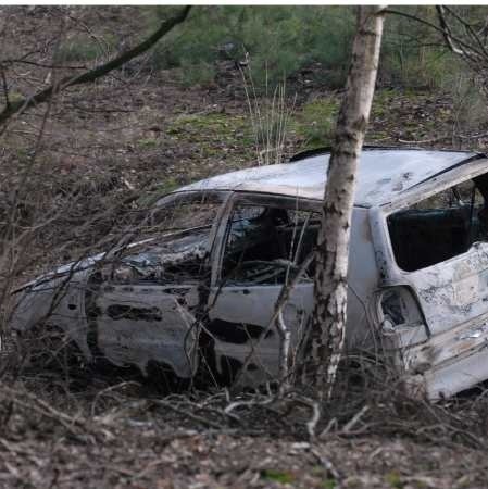Zabójcy porzucili spalony samochód księdza w lesie koło Osiecznicy. Policja prosi o kontakt wszystkich, którzy zabierali w tym rejonie autostopowiczów.