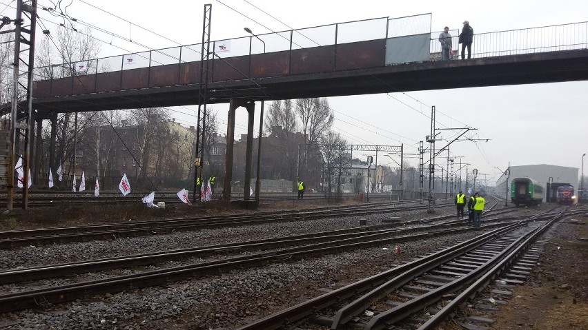Związkowcy zablokowali tory w Katowicach. Pociągi stanęły