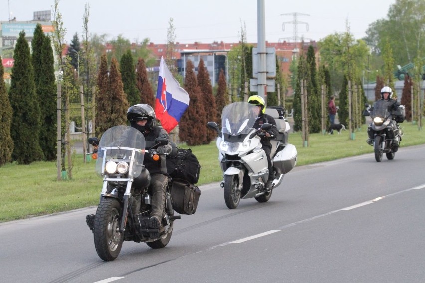 Nocne Wilki jednak we Wrocławiu. Motocykliści złożyli kwiaty na Cmentarzu Żołnierzy Radzieckich