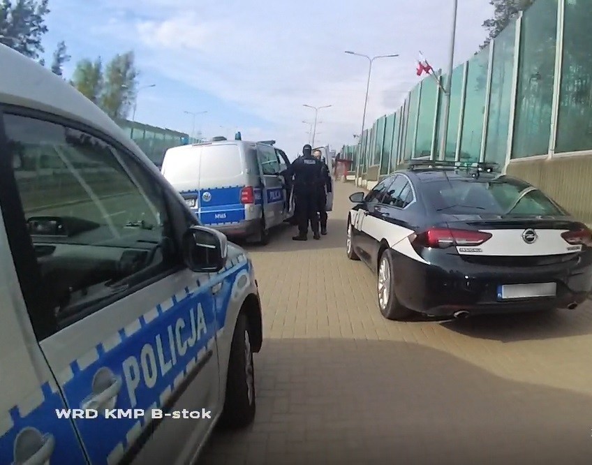 Białystok. Podczas kontroli zaatakował nożami policjantów drogówki. Kierowca był pijany i pod wpływem narkotyków (zdjęcia)