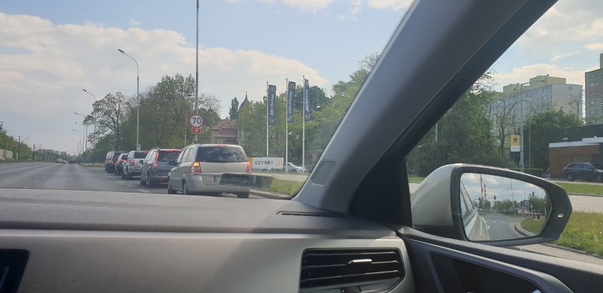 Godz. 15:40 McDonald's na al. Włókniarzy! Kolejka na wiele aut. ZDJĘCIA