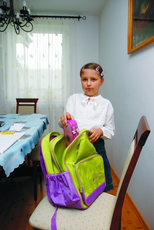 Plecak Gabrysi Kalisty z I kl SP w Tykocinie w niektóre dni waży nawet 6-7 kg. Gdyby w szkole były szafki, nie musiałaby tyle dźwigać.