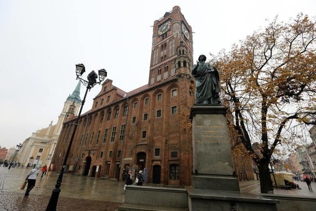 Od października pracownicy Muzeum Okręgowego w Toruniu zarabiają więcej średnio o 600 zł brutto. Tymczasem szef muzealnej NSZZ "Solidarność" zapowiada spór zbiorowy i wielki protest.>>>>O CO CHODZI ZWIĄZKOWCOM? CZYTAJ DALEJTekst: Małgorzata Oberlan