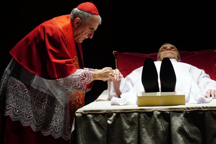 Spektakl oparty jest na temacie choroby i śmierci papieża,...