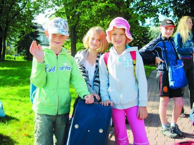Łukasz, Dominika i Monika nie mogli doczekać się wakacji w Stegnie. Pływanie statkiem i kąpiele w morzu to dla nich ogromna atrakcja. Dzięki pomocy MOPS-u mają fajne wakacje.