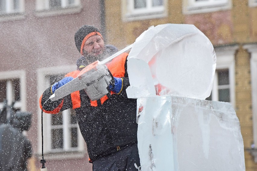 Poznań Ice Festival: Trwa maraton rzeźbienia w lodzie