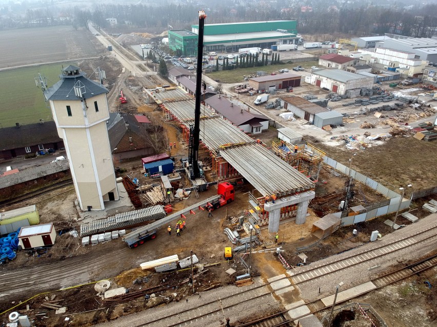 Budowa wiaduktu drogowego nad linią kolejową w Krzeszowicach