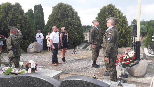 Podczas uroczystości delegacje w asyście żołnierzy złożą wieńce w kwaterze powstańców na cmentarzu w Oleksowie.
