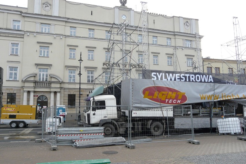 Zamknięte Krakowskie Przedmieście: Objazdy dla autobusów, trwa budowa sceny (FOTO)