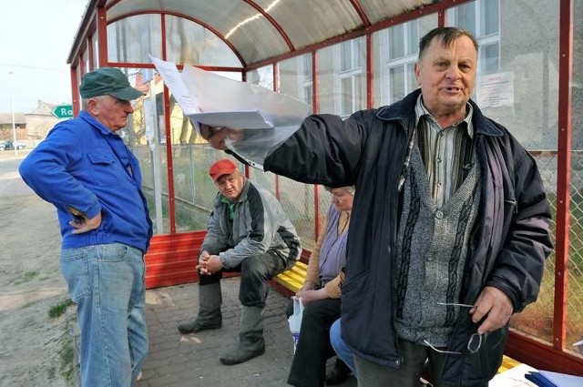 Zebrani na przystanku mieszkańcy Podlegórza, z Tadeuszem Walczakiem na czele (z dokumentami w ręku), argumentowali, że w wielu krajach Europy stacje telefoniczne na masztach mają szkodliwe oddziaływanie na ludzi