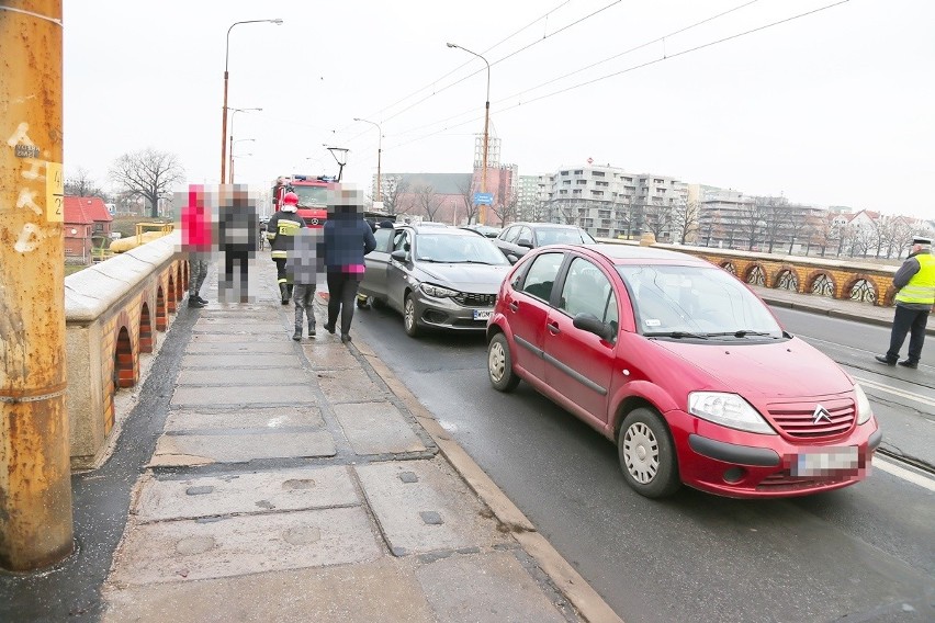 Cztery samochody zderzyły się na moście Osobowickim