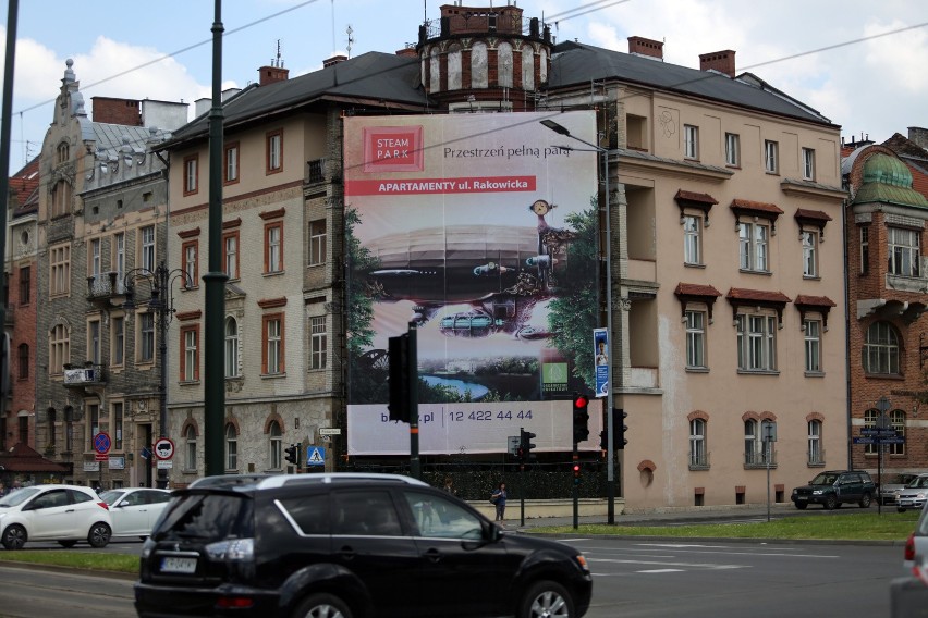 Kraków. Od 1 lipca wchodzą nowe przepisy porządkujące chaos reklamowy w mieście. Estetyka ulic ma się poprawiać przez dwa lata 