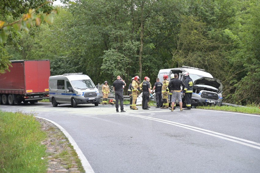 Wypadek samochodu służby więziennej z ciężarówką w Kłódce...