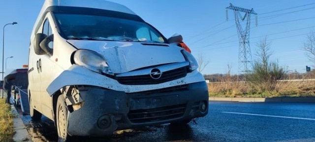 Na ul. Karola Mytnika kierujący samochodem uderzył w infrastrukturę drogową.