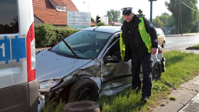 Naćpany kierowca peugeota wracał z dyskoteki w Zielonej Górze. Spowodował wypadek. Pięć osób rannych (zdjęcia)