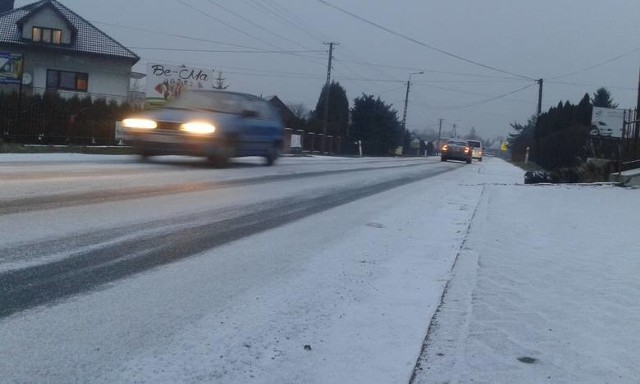 Od rana pada śnieg. Trzeba uważać