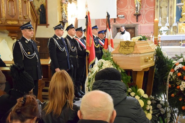 W czwartek w kościele parafialnym w Baćkowicach odbyła się Msza święta pogrzebowa druha Wiesława Kozy. O śmierci Wiesława Kozy, Ochotnicza Straż Pożarna w Baćkowicach poinformowała w poniedziałek, 1 listopada. Był on nie tylko członkiem zarządu miejscowej jednostki Ochotniczej Straży Pożarnej, oddanym strażakiem- ochotnikiem. Był też rolnikiem, lubianym przez wszystkich, pomocnym i uczynnym sąsiadem. Pozostawił żonę i córkę. Na pogrzeb przyszły tłumy ludzi, uroczystość, choć smutna była bardzo wzruszająca. Zobaczcie na kolejnych slajdach