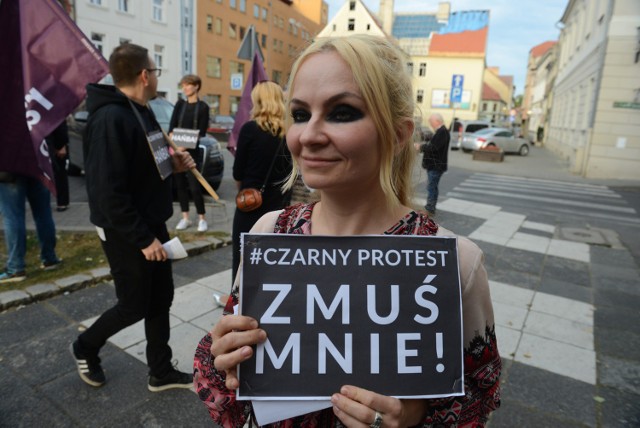 Czarny protest w poniedziałek, 3 października. Co to jest czarny protest lub czarny poniedziałek? W całej Polsce kobiety zamierzają wyjść na ulice i protestować przeciwko zaostrzeniu ustawy antyaborcyjnej. Czarny protest nazywany jest również strajkiem kobiet, bowiem zamierzają one manifestować w czasie pracy, nauki i innych obowiązków, które na co dzień wykonują.