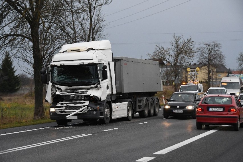 Karambol pod Kielcami. Zderzyły się dwie ciężarówki i dwie osobówki [ZDJĘCIA]
