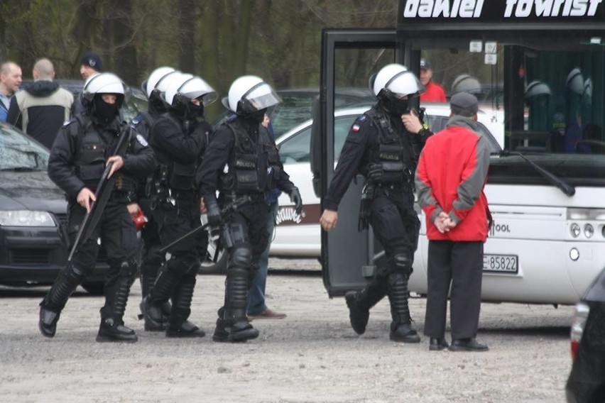 Kibole kontra policja: To był piękny mecz. Leciały butelki i cegłówki, pachniał gaz