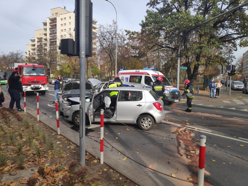 Białystok. Zderzenie trzech aut na skrzyżowaniu ulic Mickiewicza z Konopnickiej. Poszkodowane dziecko [ZDJĘCIA]