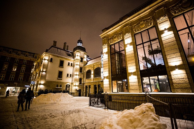 Ulica Dworcowa w Katowicach zimową porą na nocnych zdjęciach.Zobacz kolejne zdjęcia. Przesuwaj zdjęcia w prawo - naciśnij strzałkę lub przycisk NASTĘPNE