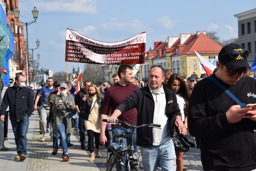 Marsz antycovidowców w Białymstoku. Starsza kobieta popchnięta przez policjanta upadła na ziemię. Może zostać ukarana