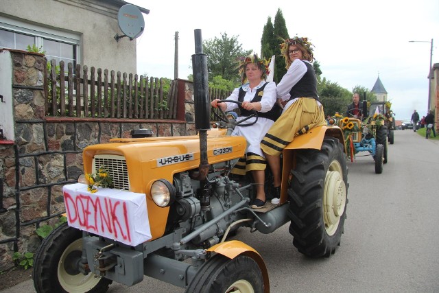 Za nami dożynki sołeckie w Trzebiatkowej (gm. Tuchomie). Po mszy była parada traktorów, zabawy, występy. Był także akcent charytatywny.