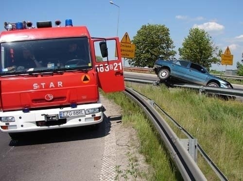 Ford wykonał obrót w powietrzu i wylądował na barierce 50 m...