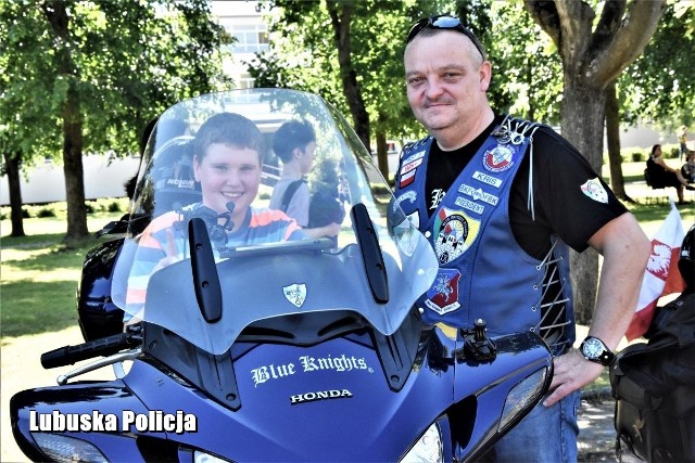 Dzieci i młodzież z ośrodka szkolno-wychowawczego w Strzelcach Krajeńskich odwiedzili policjanci razem z motocyklistami z Klubu Blue Knights Poland