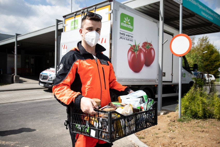 Zapasy żywności przekazuje lekarzom Stokrotka