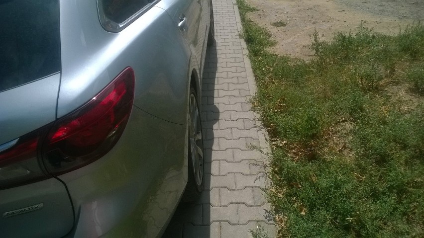 W rejonie ulicy Borowskiej kierowcy parkują gdzie popadnie