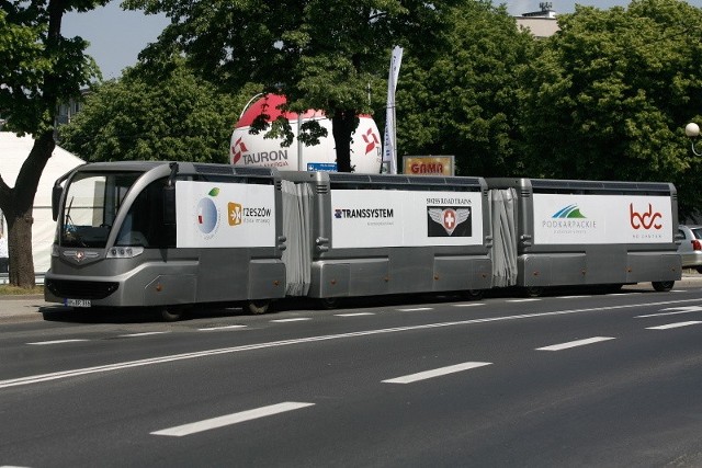 Ten nowoczesny autobus jeździł po Rzeszowie. Ma 18 metrów długości i tylko dwa metry szerokości. Może zabrać ponad 50 pasażerów. Fot. Krzysztof Łokaj