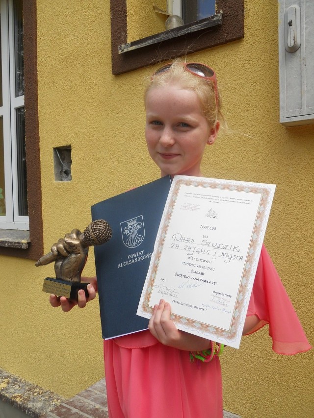 Daria Szudzik ze Szkoły Podstawowej nr 1 w Ciechocinku, zdobywczyni Grand Prix Festiwalu Piosenki Religijnej w Zbrachlinie.