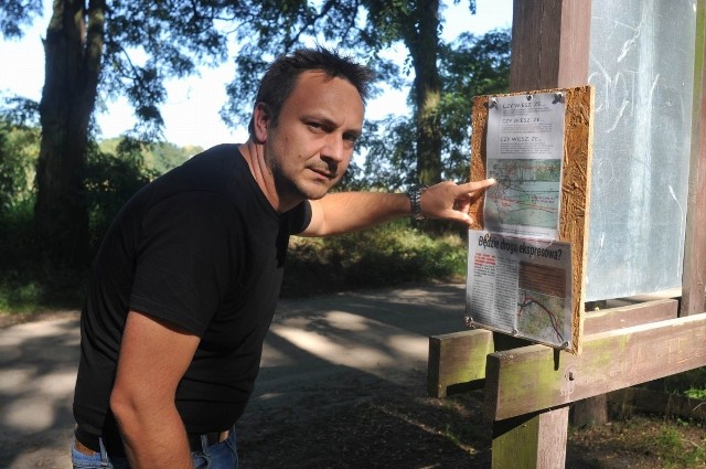 Maciej Pałgan ze Stowarzyszenia Zielonka postuluje zmianę trasy obwodnicy. Członkowie stowarzyszenia chcieliby, aby nowa droga przebiegała przez Oborniki i omijała Puszczę Zielonkę od północy. Urzędnicy odpowiadają, że taka droga nie miałaby sensu