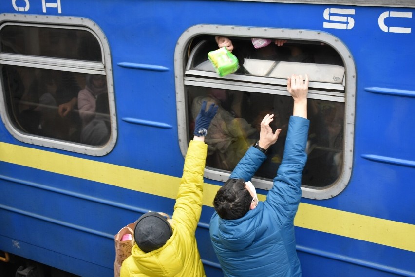 Chełm. Na dworcu głównym PKP mieszkańcy przekazali dary uchodźcom jadącym pociągiem z Ukrainy. Zobacz zdjęcia