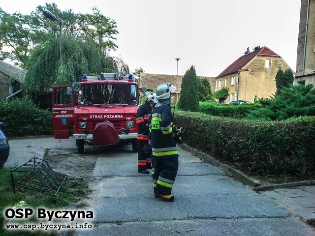 Rozszczelnienie butli z gazem w Jakubowicach (gm. Kluczbork). Budynek mógł wylecieć w powietrze, dlatego strażacy ewakuowali 48 osób.