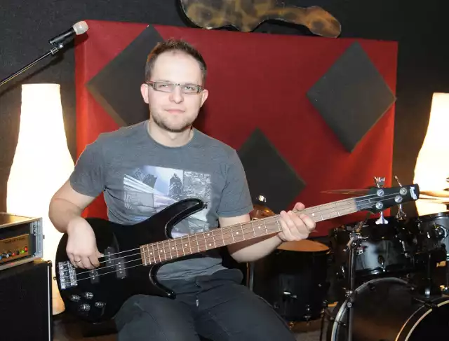 Jednym z nauczycieli w MacMusic jest świetny radomski basista Michał Wróbel.