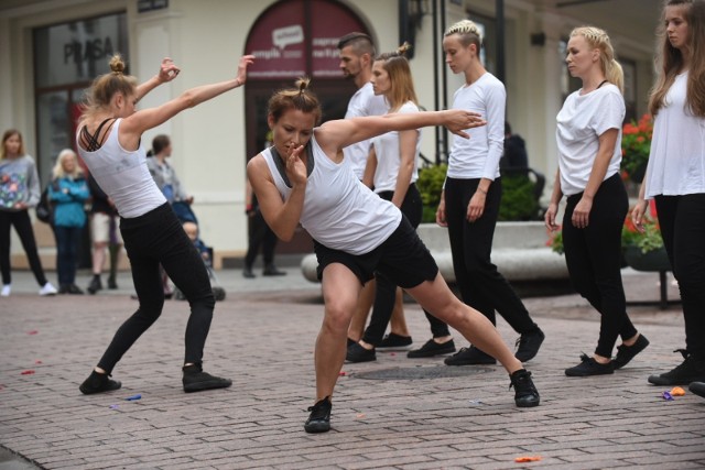 Festiwal Sfera Ruchu_Toruń 2017 [ZDJĘCIA]Festiwal Sfera Ruchu_Toruń to prezentacje spektakli opartych na technice tańca współczesnego, połączonych z warsztatami dla tancerzy. Festiwal skierowany jest do choreografów i tancerzy powyżej 16 roku życia. W festiwalu mogą wziąć udział zespoły taneczne, duety oraz soliści wykorzystujący twórczo technikę tańca współczesnego. W dniach 30 czerwca – 2 lipca 2017 odbywała się III edycja festiwalu.Zobacz także: Rowerowa masa krytyczna [ZDJĘCIA]NowosciTorun