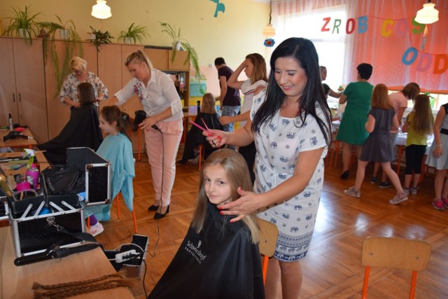 Jedna z sal lekcyjnych w Racławicach zamieniła się w salon fryzjerski. Tu dziewczynki oddały swoje włosy dla chorych dzieci