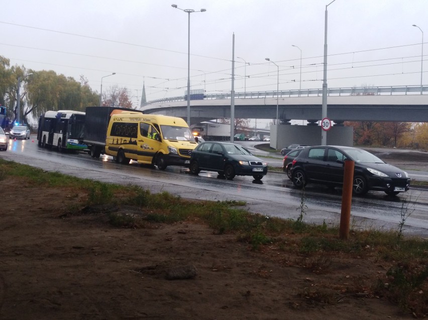 Kolizja na ul. Gdańskiej w Szczecinie! Zderzyły się trzy pojazdy [ZDJĘCIA]