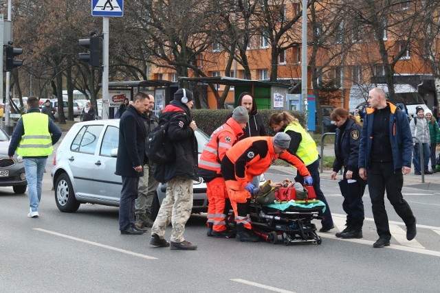 Na przejściu pieszy powinien być bezpieczny, a jednak często tak nie jest. Niewielką poprawę przyniosła nowelizacja przepisów 1 czerwca, a kolejną może dać podniesienie wysokości mandatów 1 grudnia