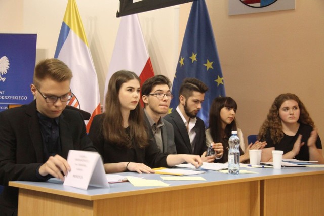 Uczniowie z IV Liceum Ogólnokształcącego w Kielcach wzięli udział w debacie oksfordzkiej, która dotyczyła istoty rodziny.