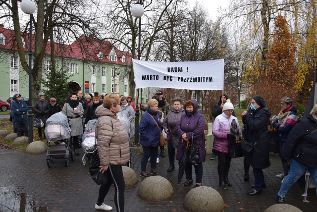 Szpitalny protest przed miasteckim ratuszem