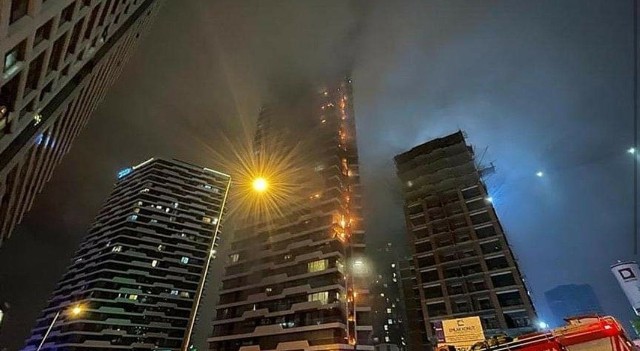 Płonie wieżowiec w Stambule. Pożar wybuchł w 24-piętrowym budynku w dzielnicy Kadıköy.